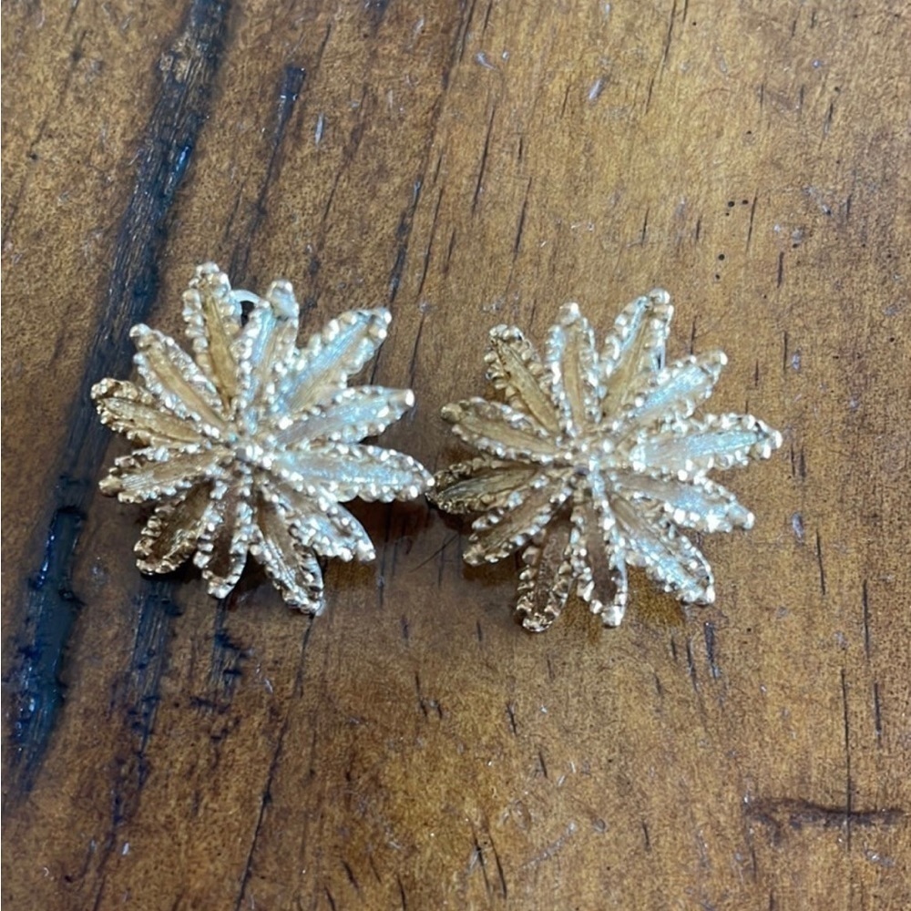 Vintage 1972 Avon Starflower clip earrings